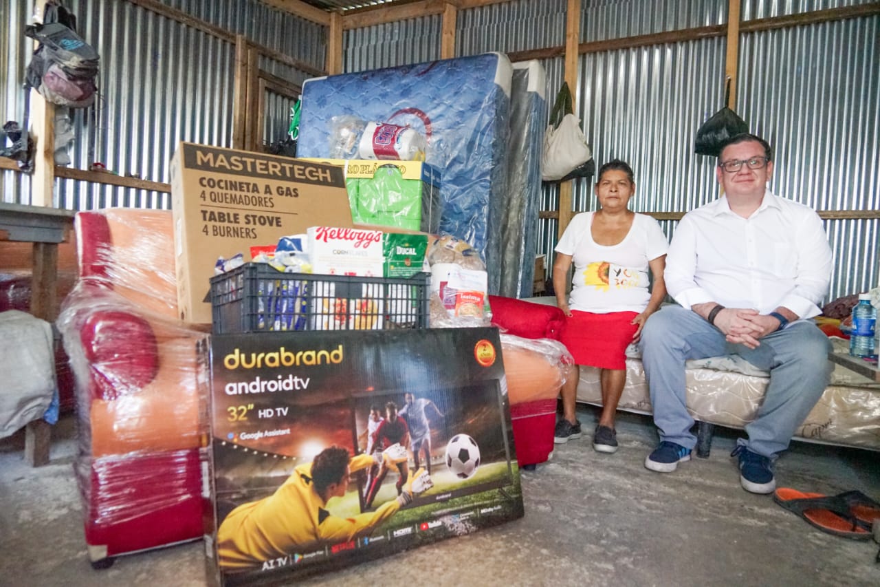 christian-guevara-entrega-donativo-a-salvadorena-que-perdio-su-casa-tras-un-incendio-en-soyapango