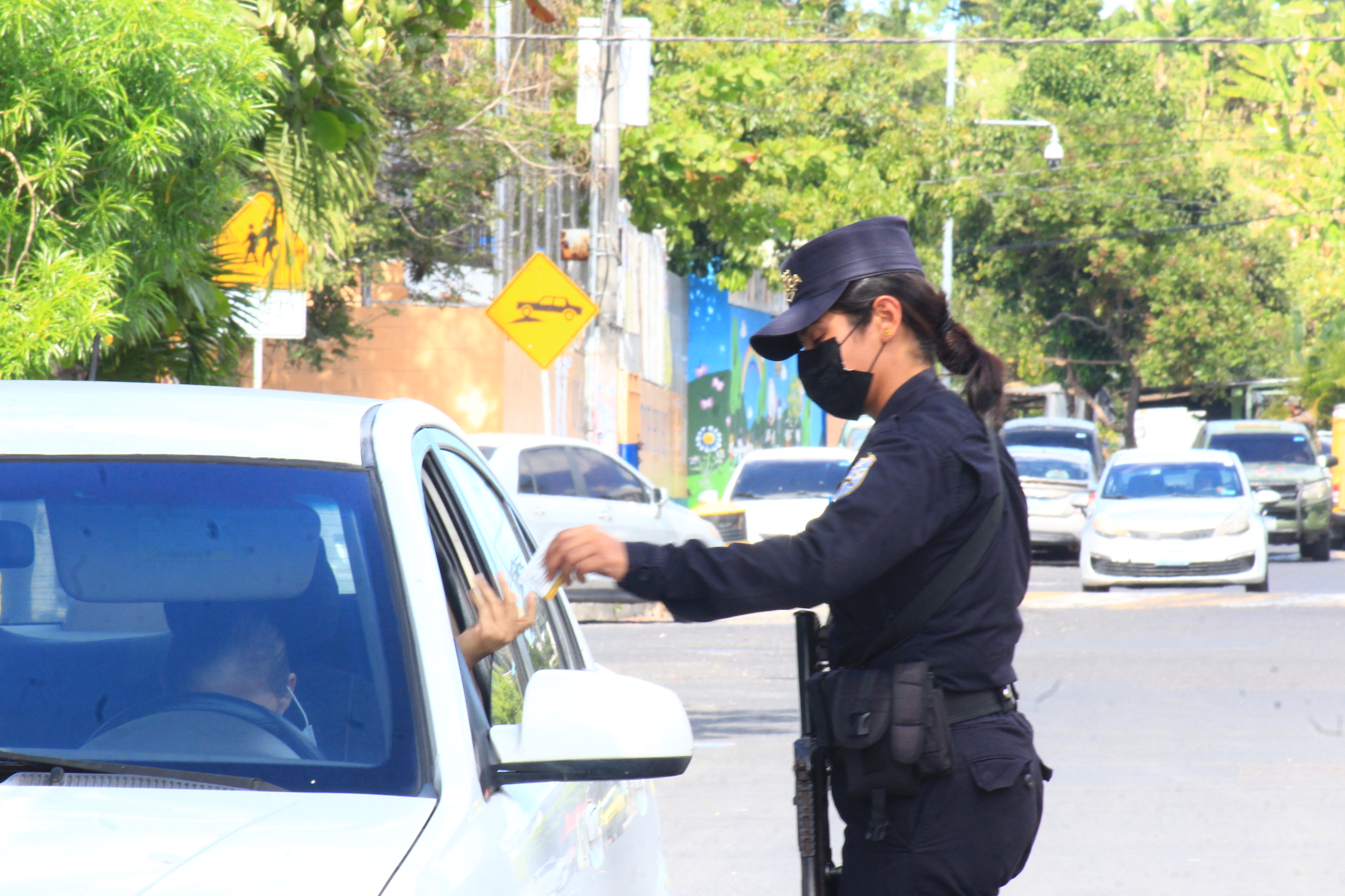 autoridades-realizan-controles-vehiculares-bajo-el-operativo-cerco-soyapango