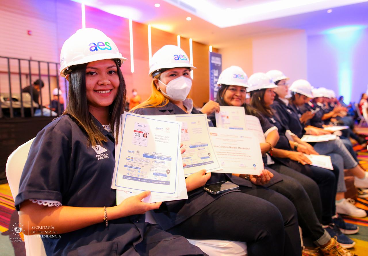 Programa AES Mujer gradúa a más de 120 electricistas programa-aes-mujer-gradua-a-mas-de-120-electricistas