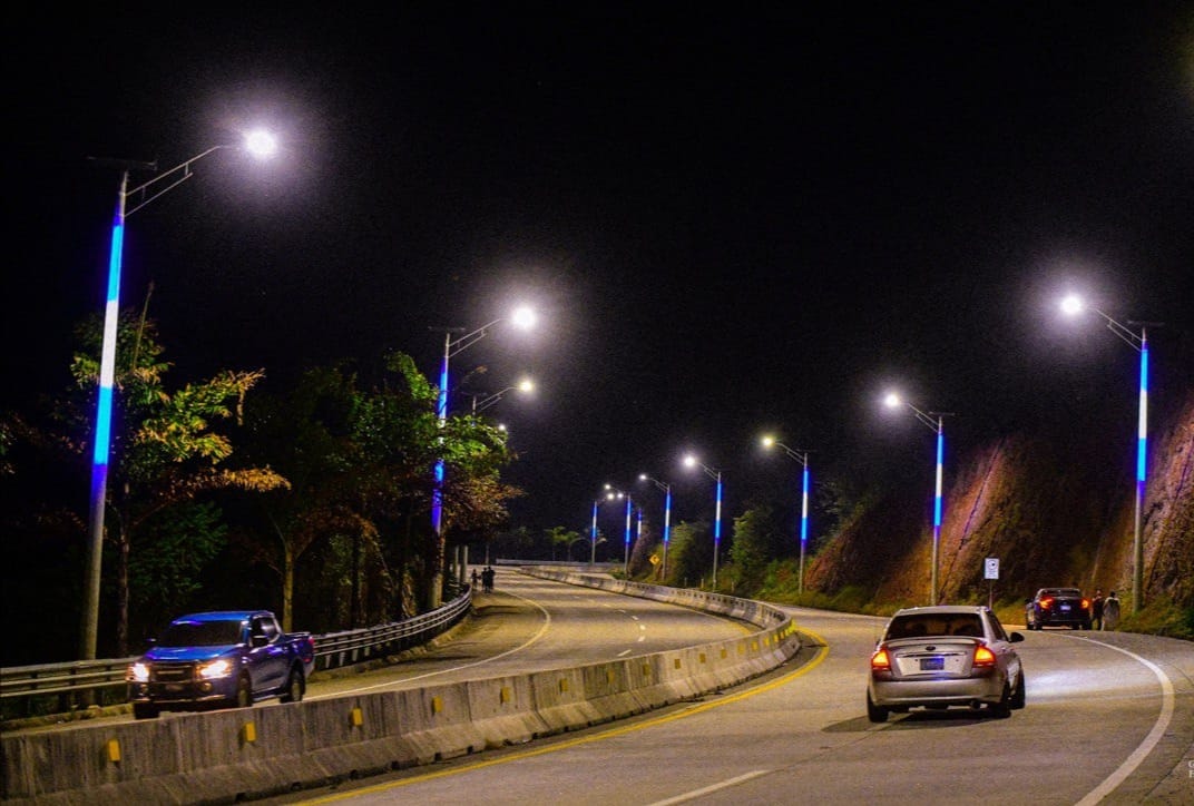 camino-a-surf-city-es-iluminado-con-la-bandera-de-el-salvador