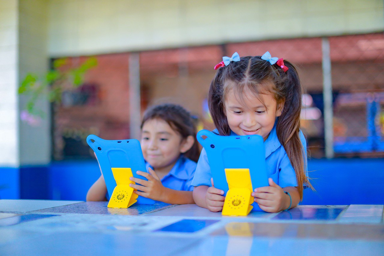 entregan-mas-de-500-tablets-a-estudiantes-de-izalco-sonsonate