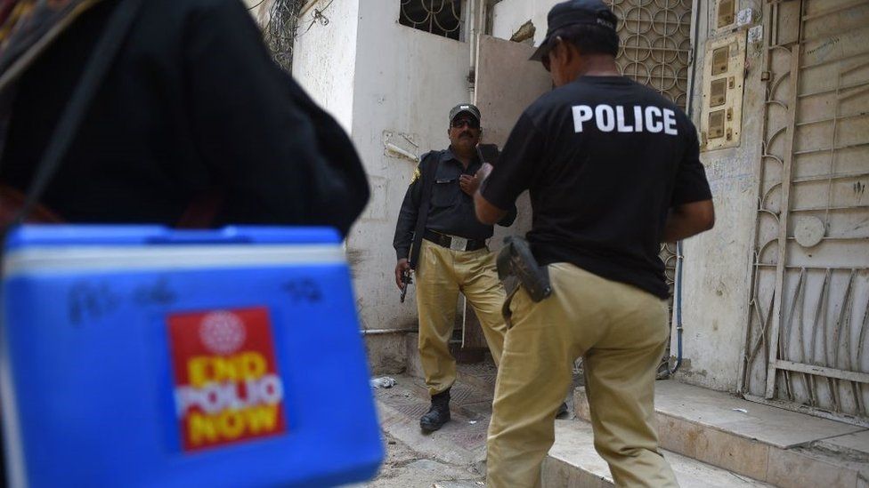 Policías que custodiaban equipo de vacunación contra la poliomielitis fueron asesinados en Pakistán policias-que-custodiaban-equipo-de-vacunacion-contra-la-poliomielitis-fueron-asesinados-en-pakistan