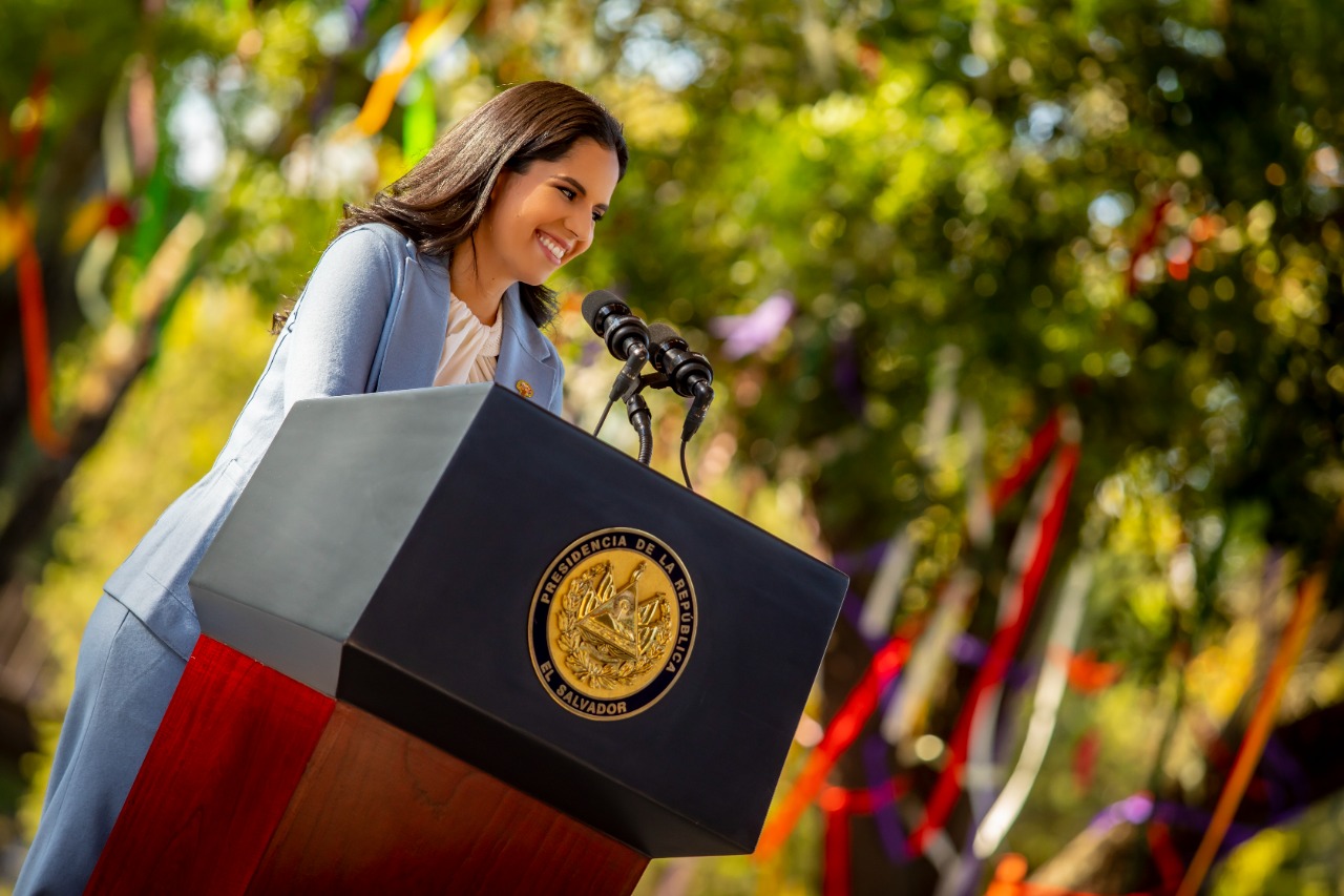 Primera Dama Gabriela de Bukele recibe reconocimiento internacional por la Política Crecer Juntos primera-dama-gabriela-de-bukele-recibe-reconocimiento-internacional-por-la-politica-crecer-juntos