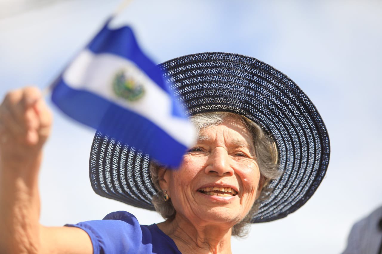 salvadorenos-apoyan-reeleccion-del-presidente-bukele