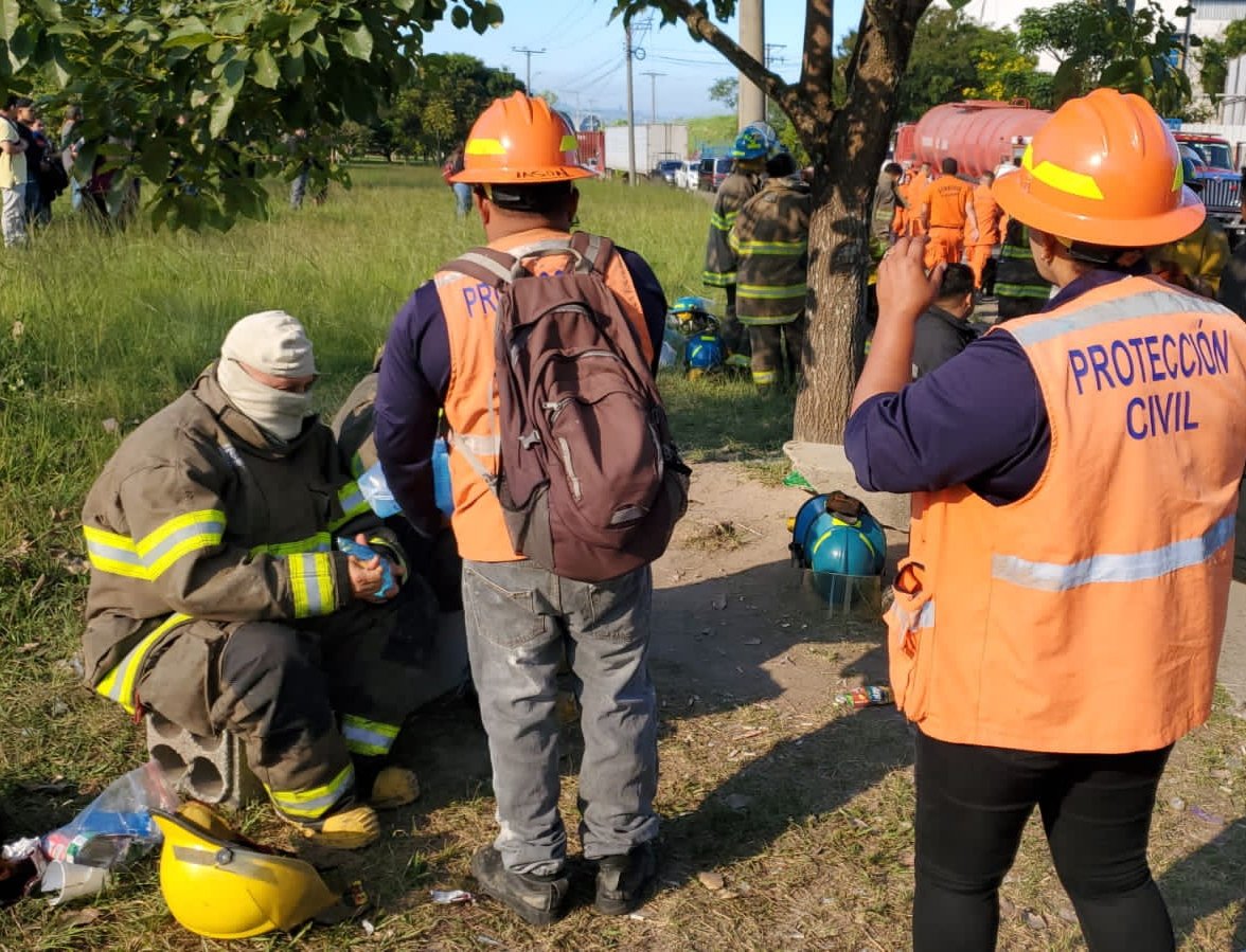 equipos-de-primera-respuesta-de-ilopango-atienden-emergencia-por-incendio-en-san-bartolo