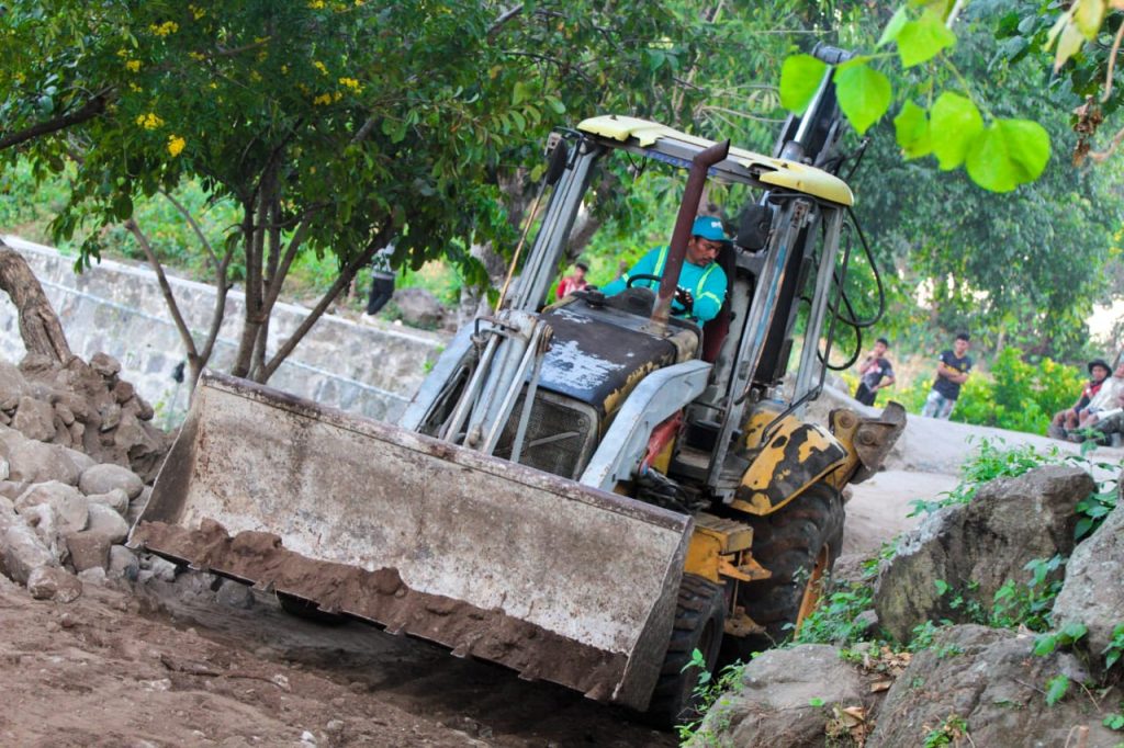 inician-proyecto-de-mejoramiento-vial-en-san-cayetano-istepeque