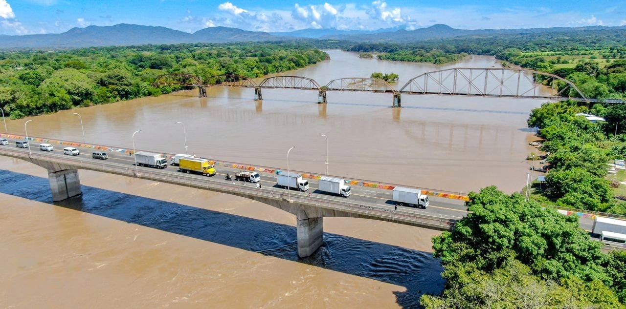 Trasladan camiones con ayuda humanitaria a las zonas afectadas por el fenómeno tropical Julia en Usulután trasladan-camiones-con-ayuda-humanitaria-a-las-zonas-afectadas-por-el-fenomeno-tropical-julia-en-usulutan