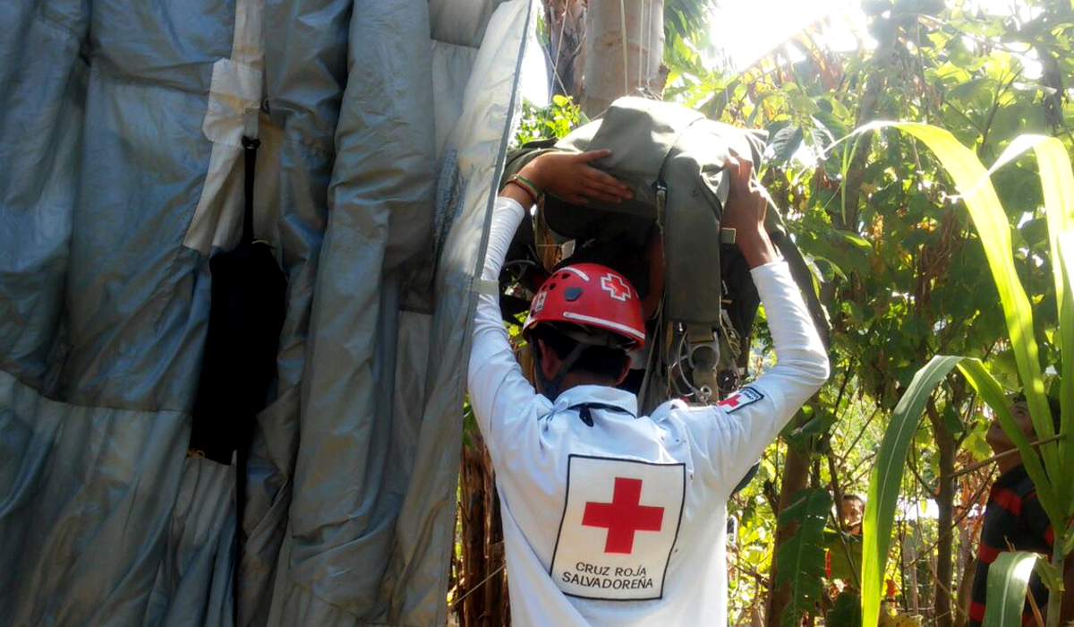 fotos-rescatan-a-dos-paracaidistas-accidentados-en-tepecoyo