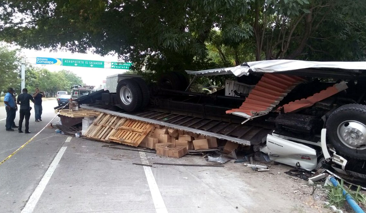 fotos-tres-fallecidos-al-volcar-camion-en-autopista-a-comalapa