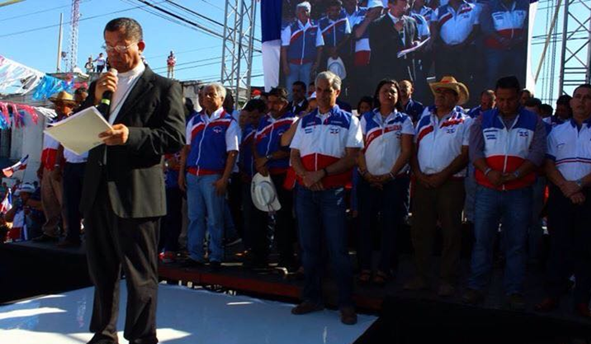 obispo-de-san-vicente-participa-en-mitin-de-arena-y-causa-indignacion