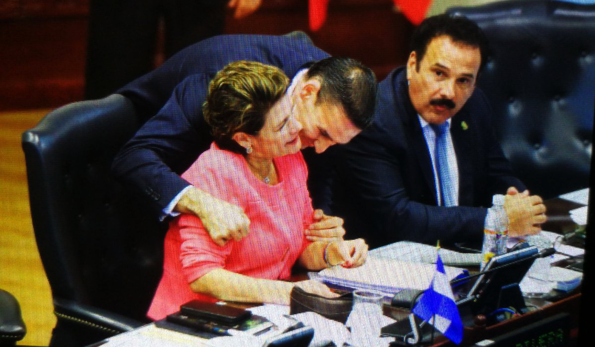 asi-fue-el-saludo-entre-jackeline-rivera-y-ernesto-muyshondt-en-la-sesion-plenaria-de-hoy