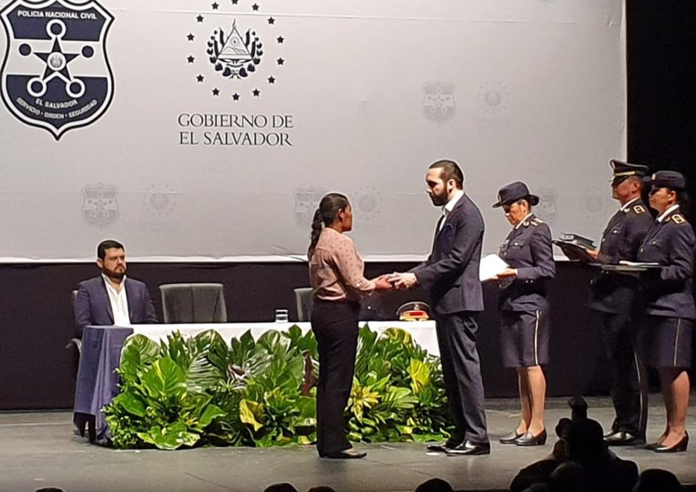 presidente-bukele-entrega-condecoraciones-a-familiares-de-agentes-caidos-en-el-cumplimiento-del-deber
