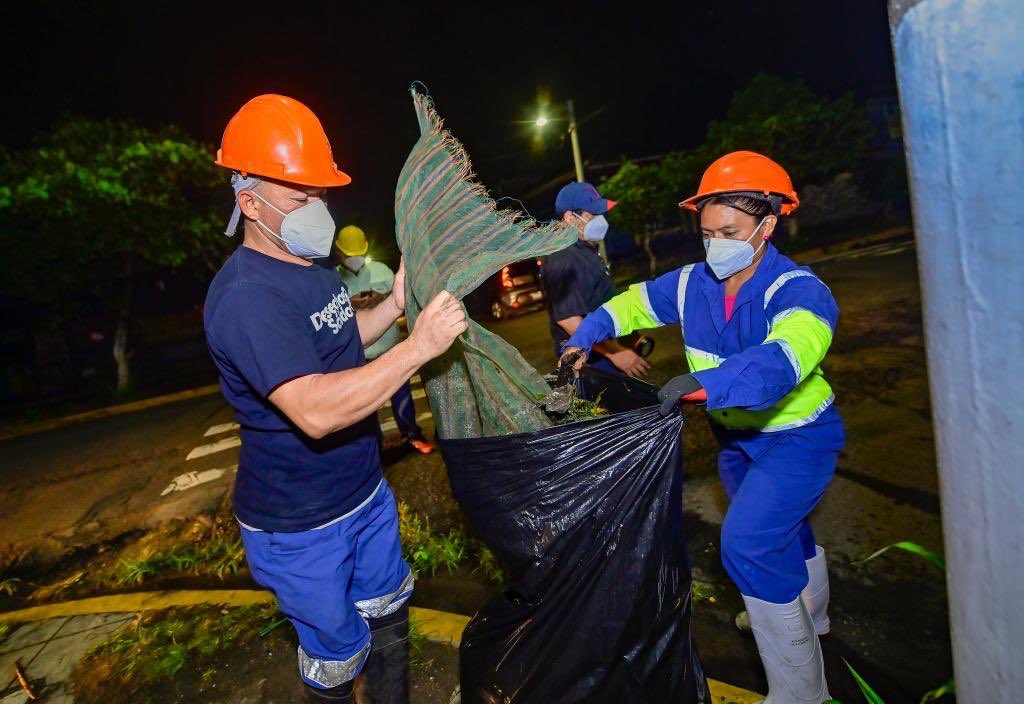 alcaldia-de-san-salvador-continua-con-limpieza-de-tragantes-y-cunetas-para-evitar-inundaciones-en-la-ciudad