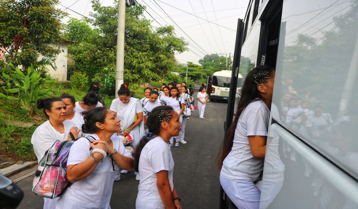trasladan-a-130-reclusas-al-penal-de-ilopango