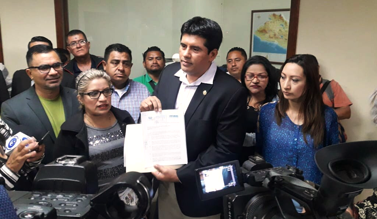 Le gritan a diputado de ARENA en plena Asamblea que “devuelva lo robado” le-gritan-a-diputado-de-arena-en-plena-asamblea-que-devuelva-lo-robado
