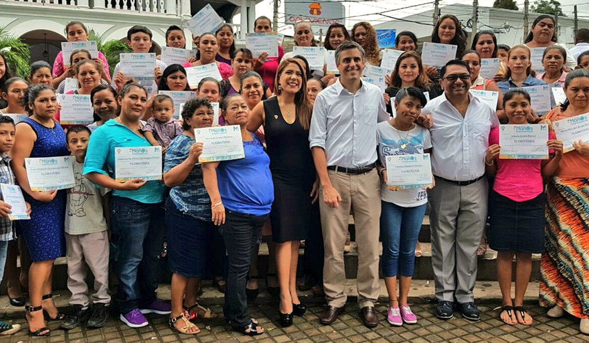 carlos-calleja-participa-en-graduacion-de-mujeres-emprendedoras-en-sonsonate