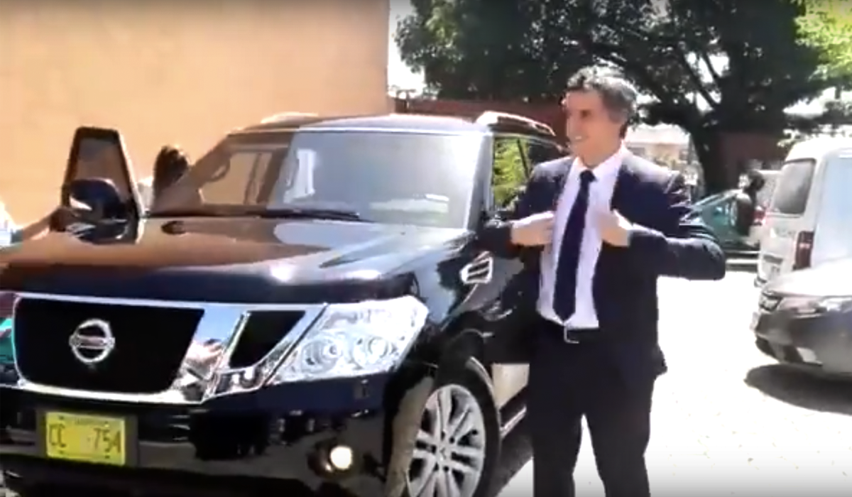 difunden-video-de-carlos-calleja-utilizando-vehiculo-con-placas-de-cuerpo-consular