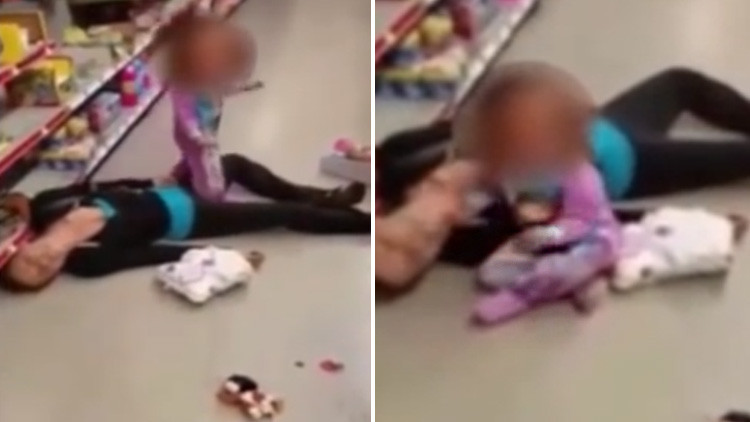 video-bebe-de-dos-anos-ruega-a-su-madre-que-se-levante-del-suelo-tras-una-sobredosis