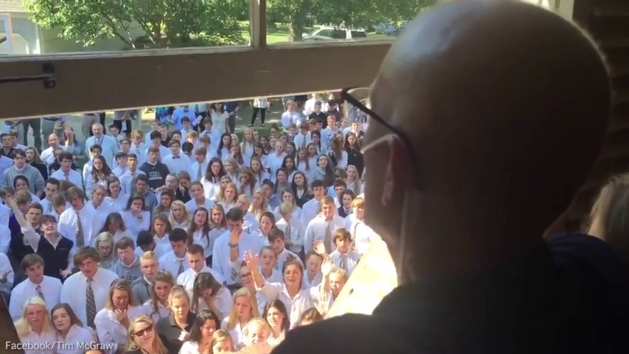 video-los-400-alumnos-que-le-cantan-a-su-profesor-que-lucha-contra-el-cancer