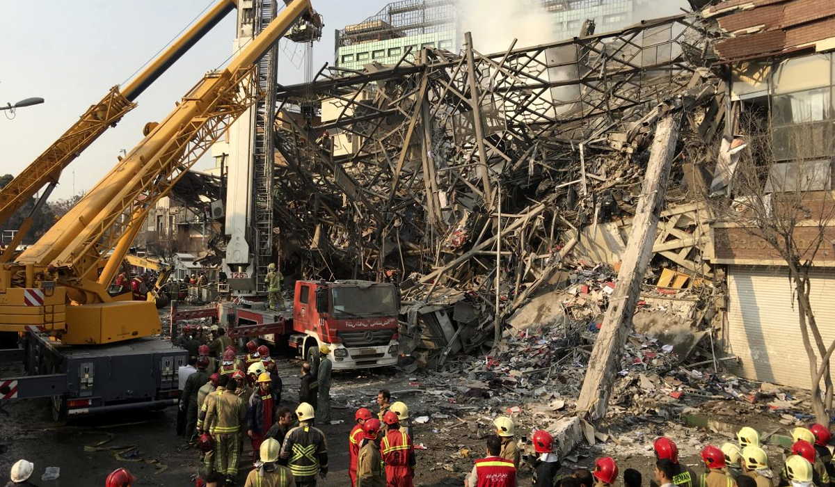 mueren-30-bomberos-al-colapsar-un-edificio-en-iran