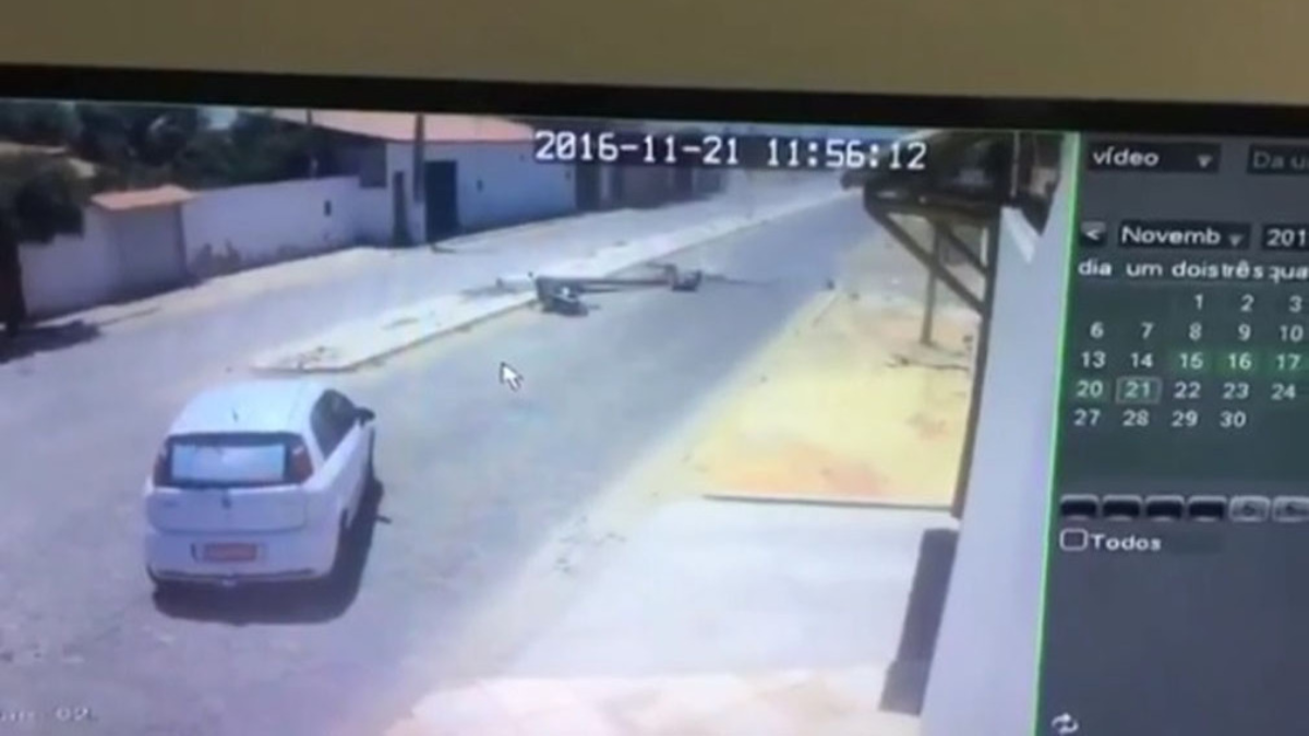 video-motociclista-sobrevive-a-un-doble-accidente