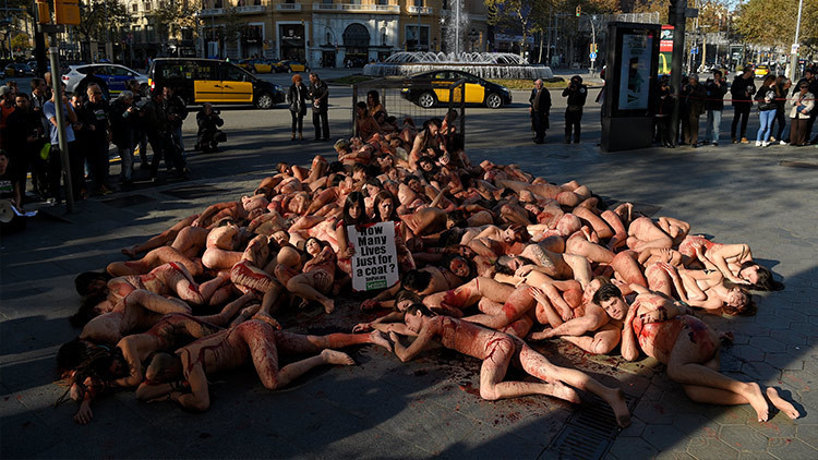 video-activistas-de-barcelona-se-desnudan-contra-los-abrigos-de-piel
