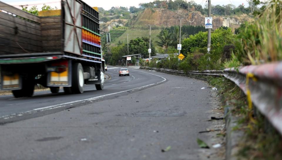 pnc-localiza-y-desactiva-un-coche-bomba-abandonado-en-la-carretera-de-oro