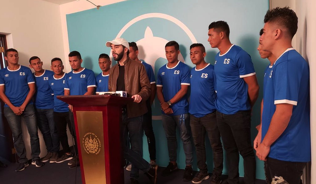 Bukele entrega bono a seleccionados de fútbol playa pues el gobierno les adeuda cinco meses bukele-entrega-bono-a-seleccionados-de-futbol-playa-pues-el-gobierno-les-adeuda-cinco-meses