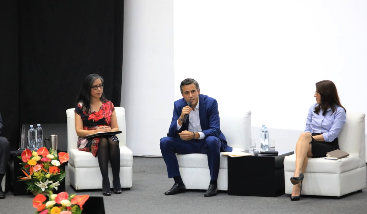 Panelista de la UCA increpa a Calleja sobre los $10 millones Flores y este culpa a Saca panelista-de-la-uca-increpa-a-calleja-sobre-los-10-millones-flores-y-este-culpa-a-saca