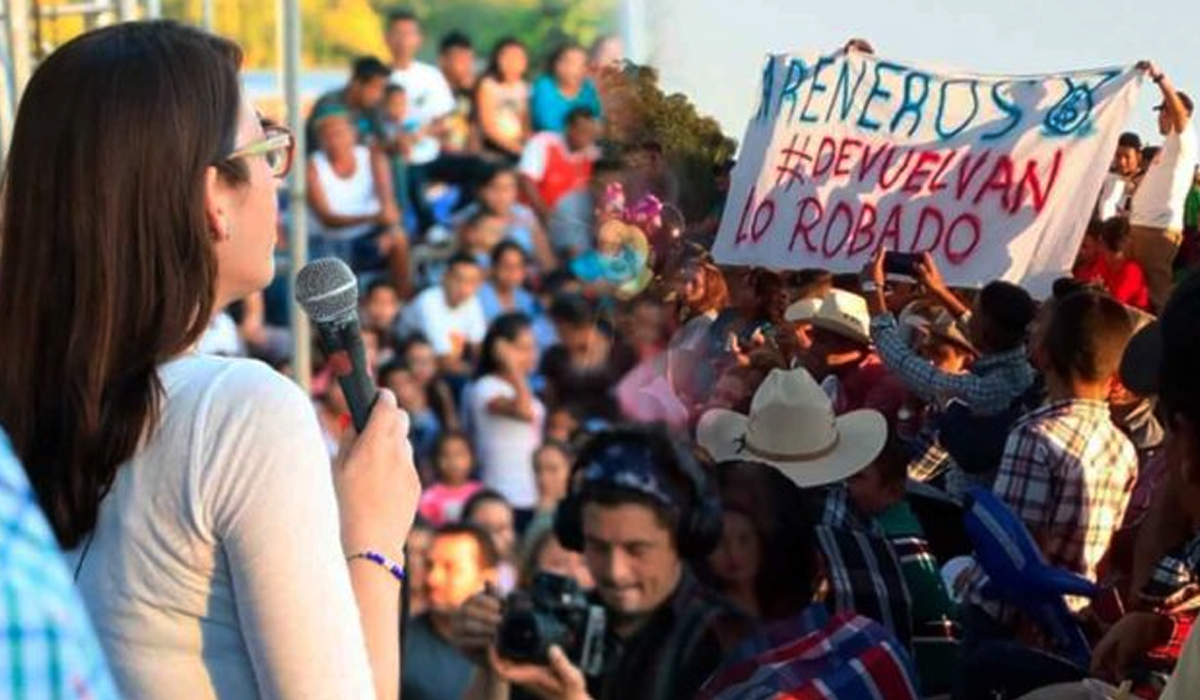 Salvadoreños le exigen a Carmen Aída Lazo que “devuelvan lo robado” en su cara salvadorenos-le-exigen-a-carmen-aida-lazo-que-devuelvan-lo-robado-en-su-cara