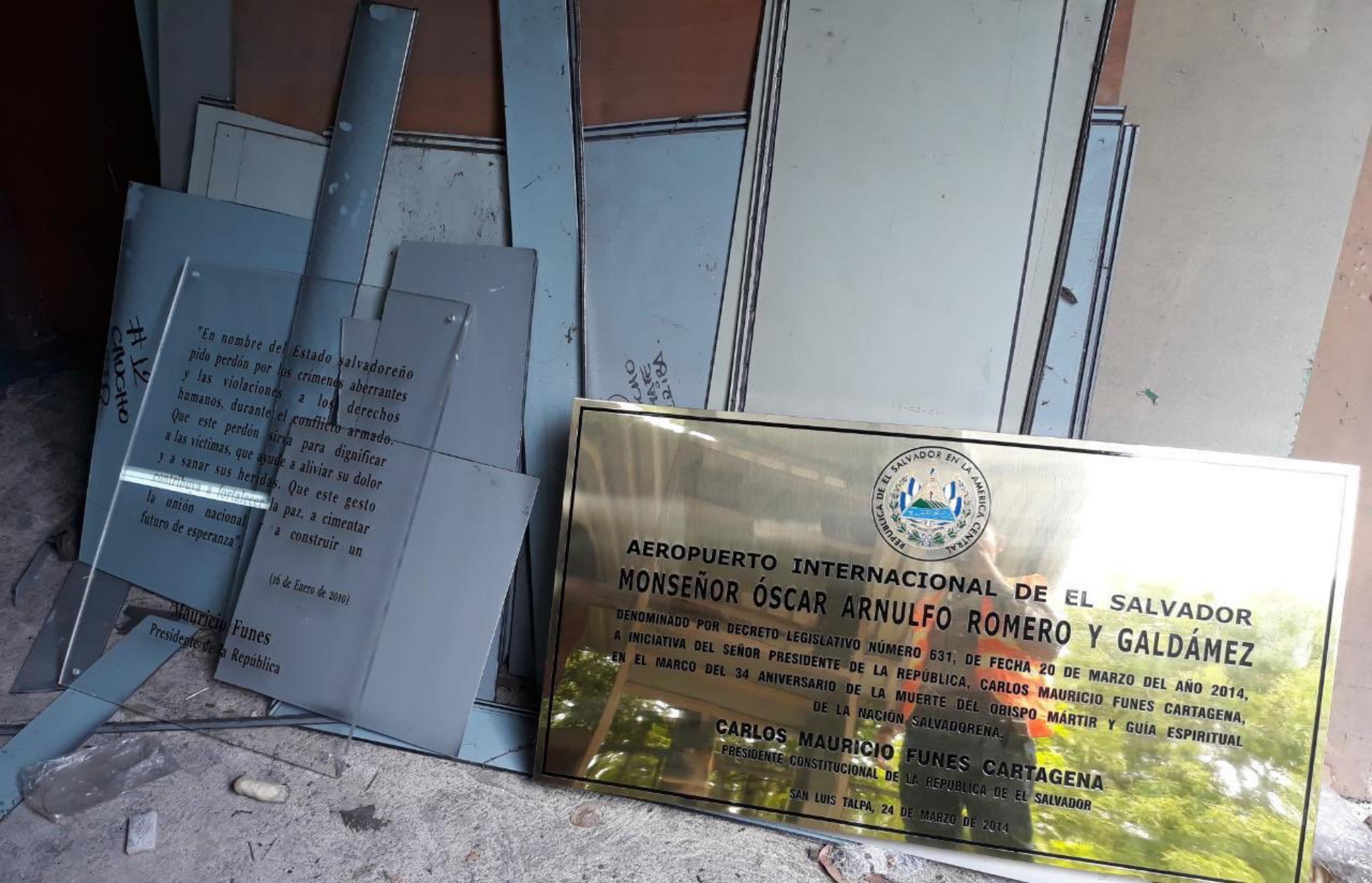 Retiran del Aeropuerto placa de Funes por corrupto retiran-del-aeropuerto-placa-de-funes-por-corrupto