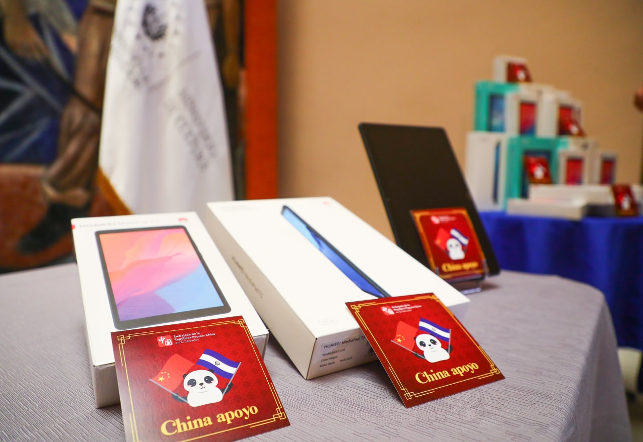 China dona El Salvador más de 300 tablets para la atención del público en museos, teatros y parques china-dona-el-salvador-mas-de-300-tablets-para-la-atencion-del-publico-en-museos-teatros-y-parques