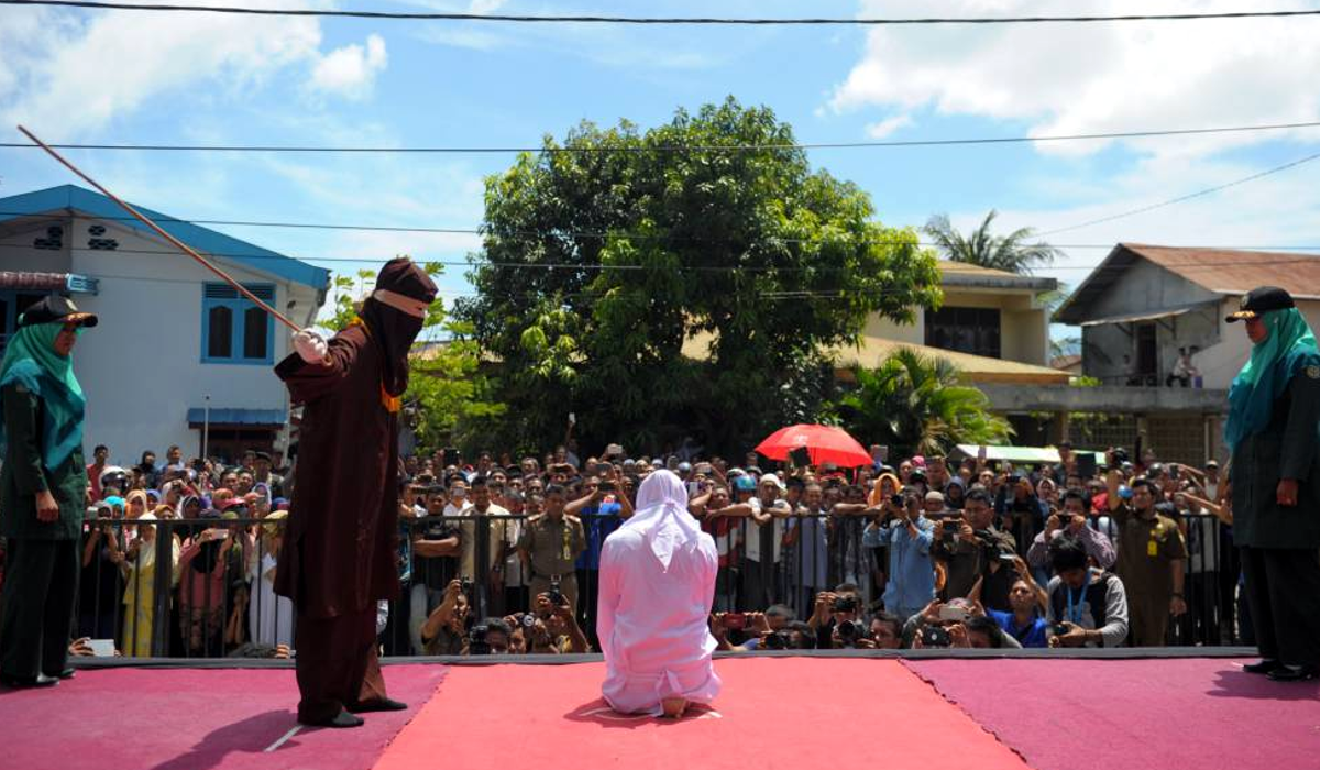 dos-parejas-reciben-100-azotes-en-publico-por-haber-sido-infieles