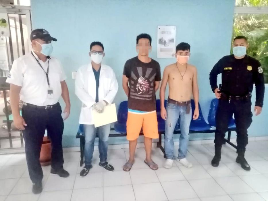 Autoridades salvadoreñas expulsan a dos hondureños que entraron al país por punto ciego autoridades-salvadorenas-expulsan-a-dos-hondurenos-que-entraron-al-pais-por-punto-ciego