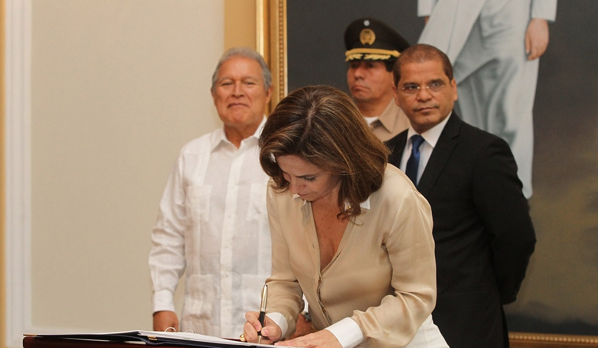 Gobierno del FMLN cedió derechos de imagen de Ciudad Mujer a Vanda Pignato para lucrarse gobierno-del-fmln-cedio-derechos-de-imagen-de-ciudad-mujer-a-vanda-pignato-para-lucrarse