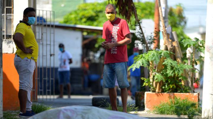 Ciudadano cubrió con cal el cuerpo de su padre, muerto por COVID19, ante colapso de servicios funerarios en Ecuador ciudadano-cubrio-con-cal-el-cuerpo-de-su-padre-muerto-por-covid19-ante-colapso-de-servicios-funerarios-en-ecuador