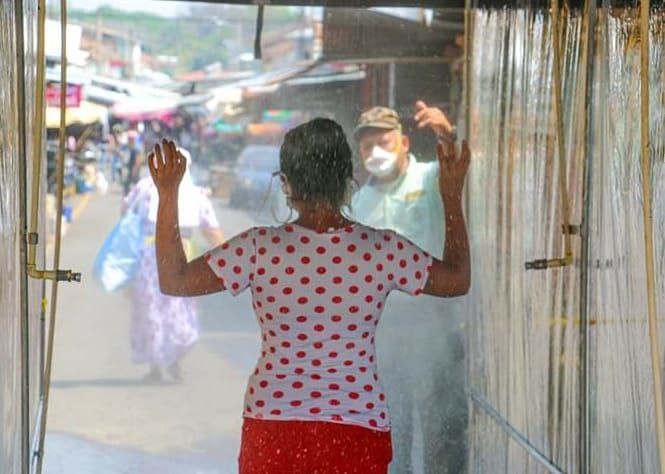 Pobladores en Ahuachapán ingenian túneles sanitizadores contra el coronavirus pobladores-en-ahuachapan-ingenian-tuneles-sanitizadores-contra-el-coronavirus