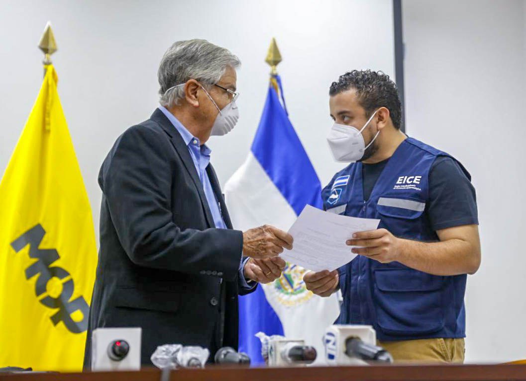 gobierno-recibe-importante-donativo-de-hierro-para-construccion-del-hospital-en-cifco