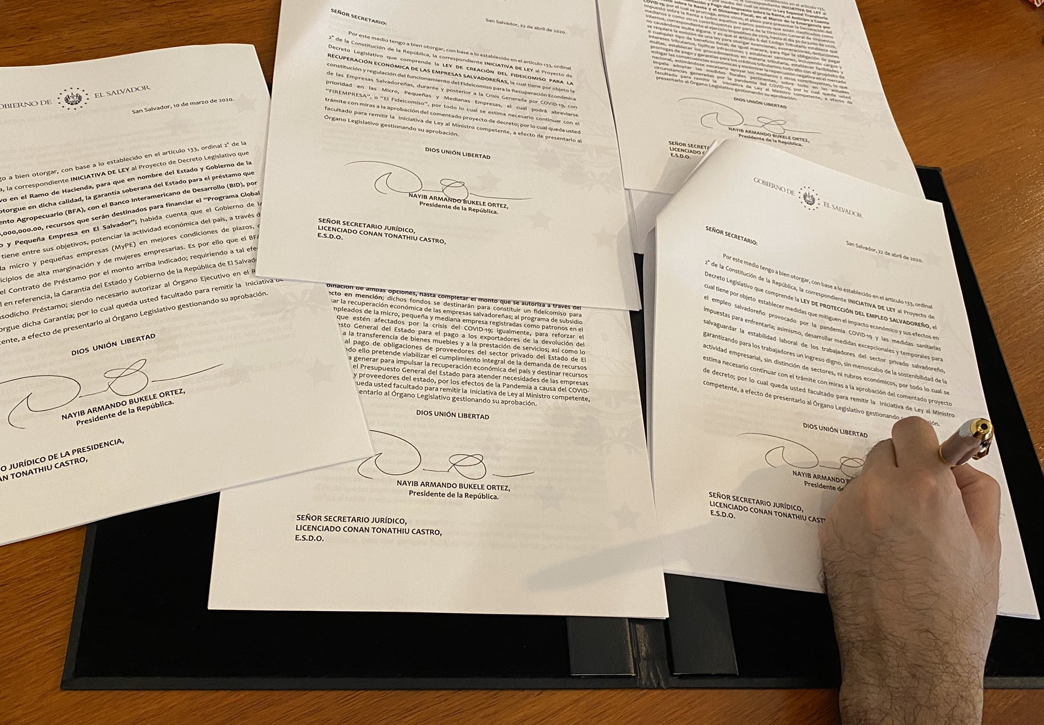 Presidente Bukele firma 5 iniciativas para el bienestar laboral y económico ante crisis por coronavirus presidente-bukele-firma-5-iniciativas-para-el-bienestar-laboral-y-economico-ante-crisis-por-coronavirus