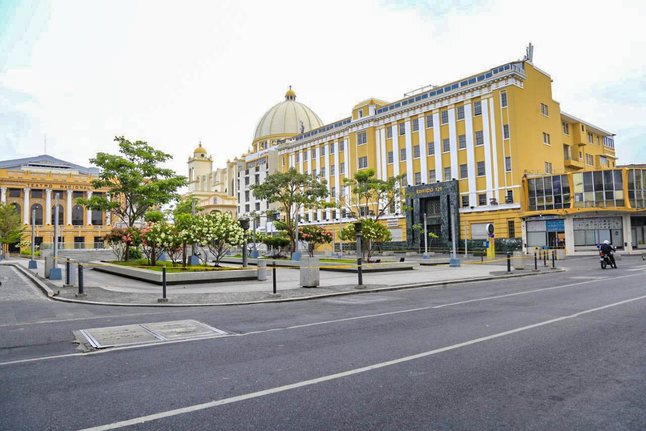 plazas-san-jose-y-morazan-lucen-vacias-gracias-al-cordon-sanitario-en-el-centro-de-san-salvador