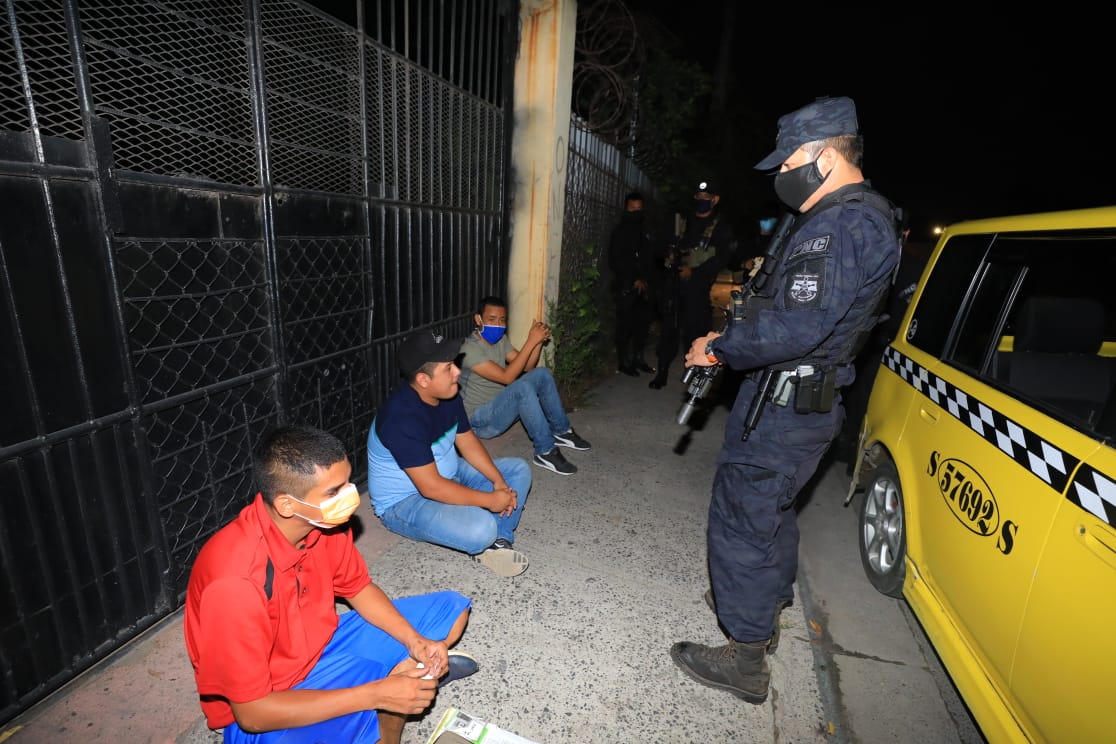 PNC logra detener a 3 sujetos ebrios que violaron la cuarentena hoy en San Salvador pnc-logra-detener-a-3-sujetos-ebrios-que-violaron-la-cuarentena-hoy-en-san-salvador
