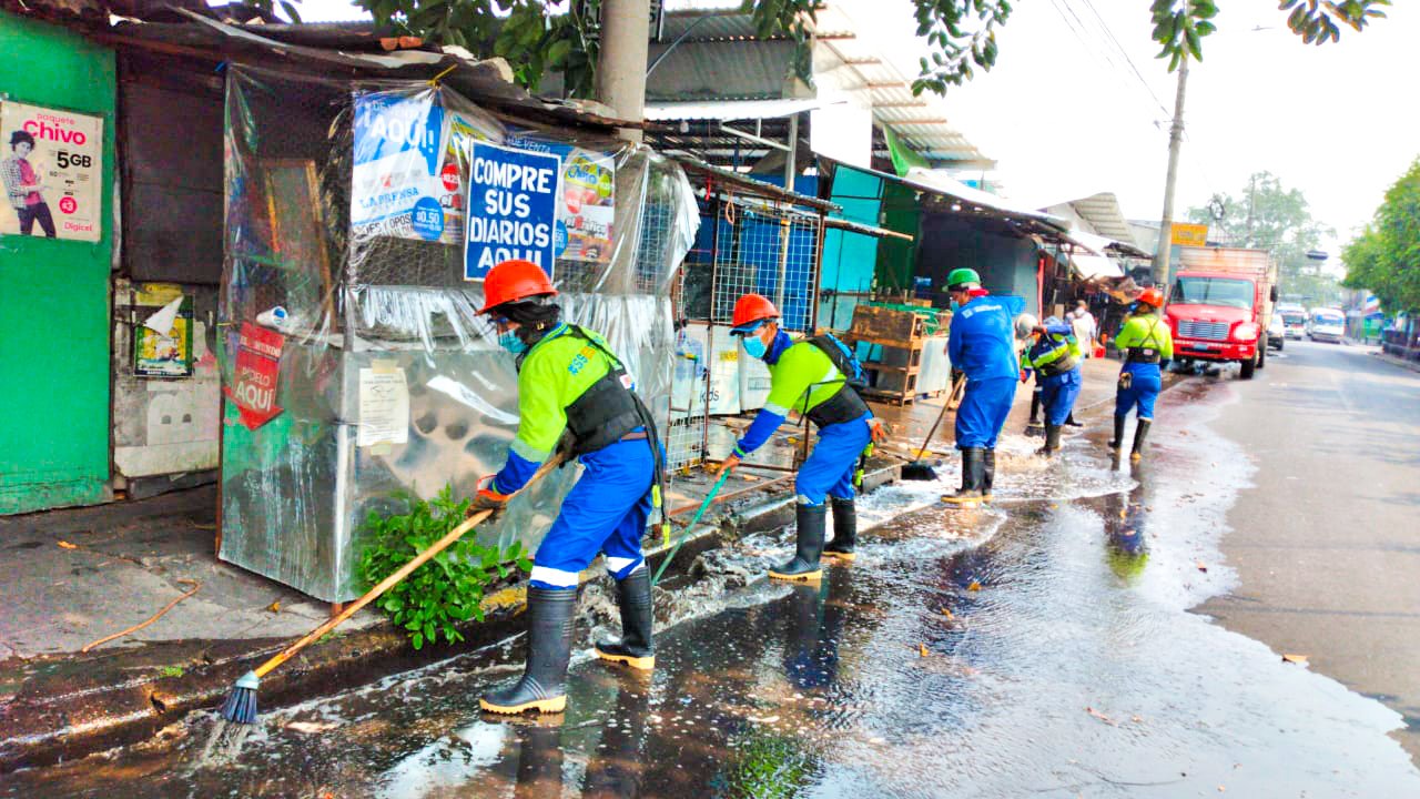 Continúan las jornadas de desinfección en el centro de San Salvador para prevenir el COVID19 continuan-las-jornadas-de-desinfeccion-en-el-centro-de-san-salvador-para-prevenir-el-covid19
