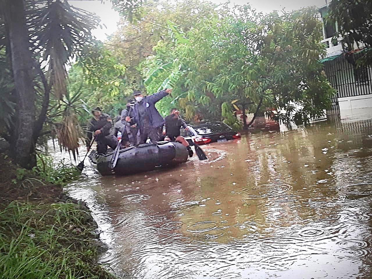 policias-y-soldados-al-servicio-del-pueblo-ante-emergencia-por-lluvias-y-covid19