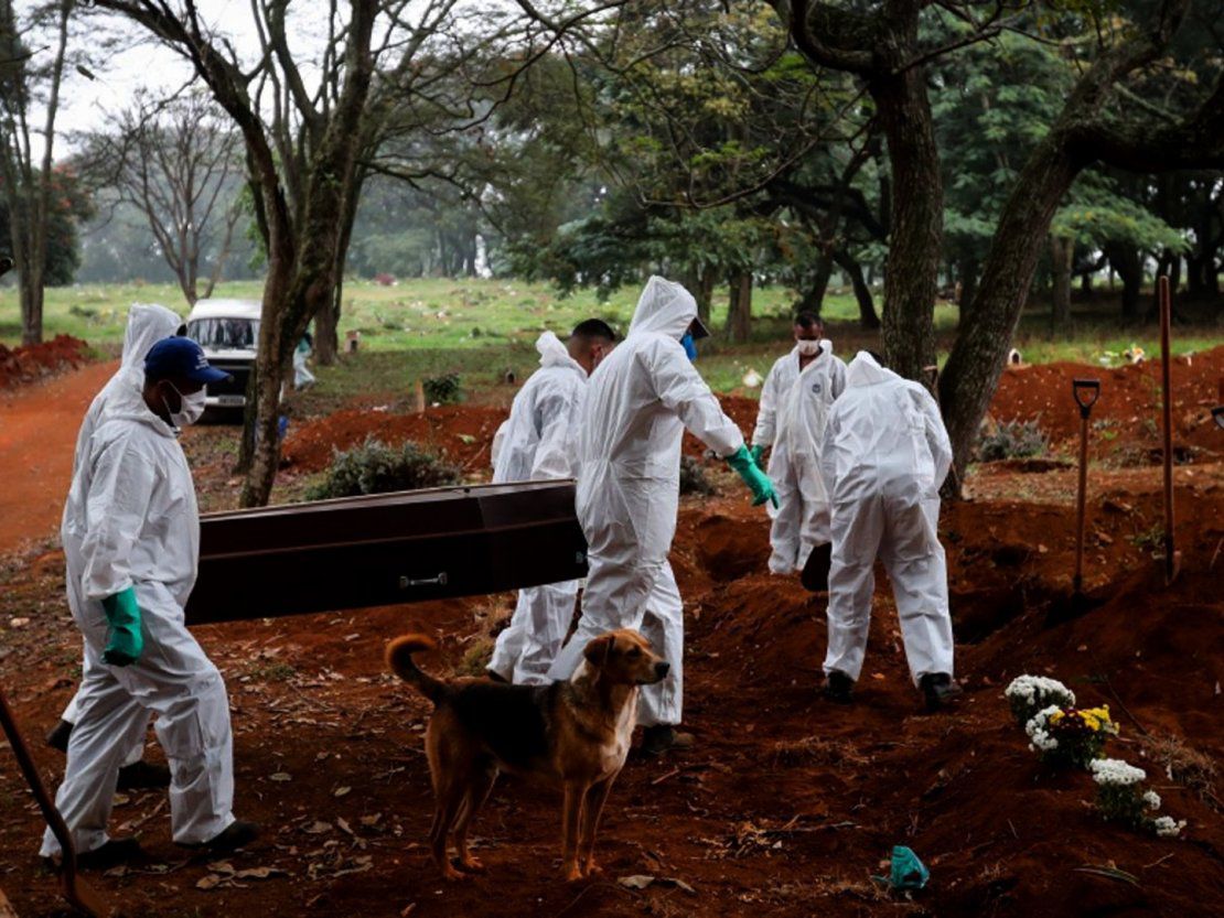 sepulteros-de-brasil-confirman-terrorifico-numero-de-entierros-que-realizan-a-causa-del-covid19