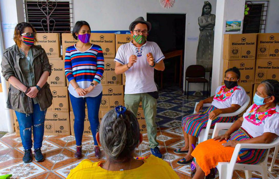 Ministra de Cultura entrega paquetes alimentarios a mujeres nahuahablantes de Sonsonate ministra-de-cultura-entrega-paquetes-alimentarios-a-mujeres-nahuahablantes-de-sonsonate