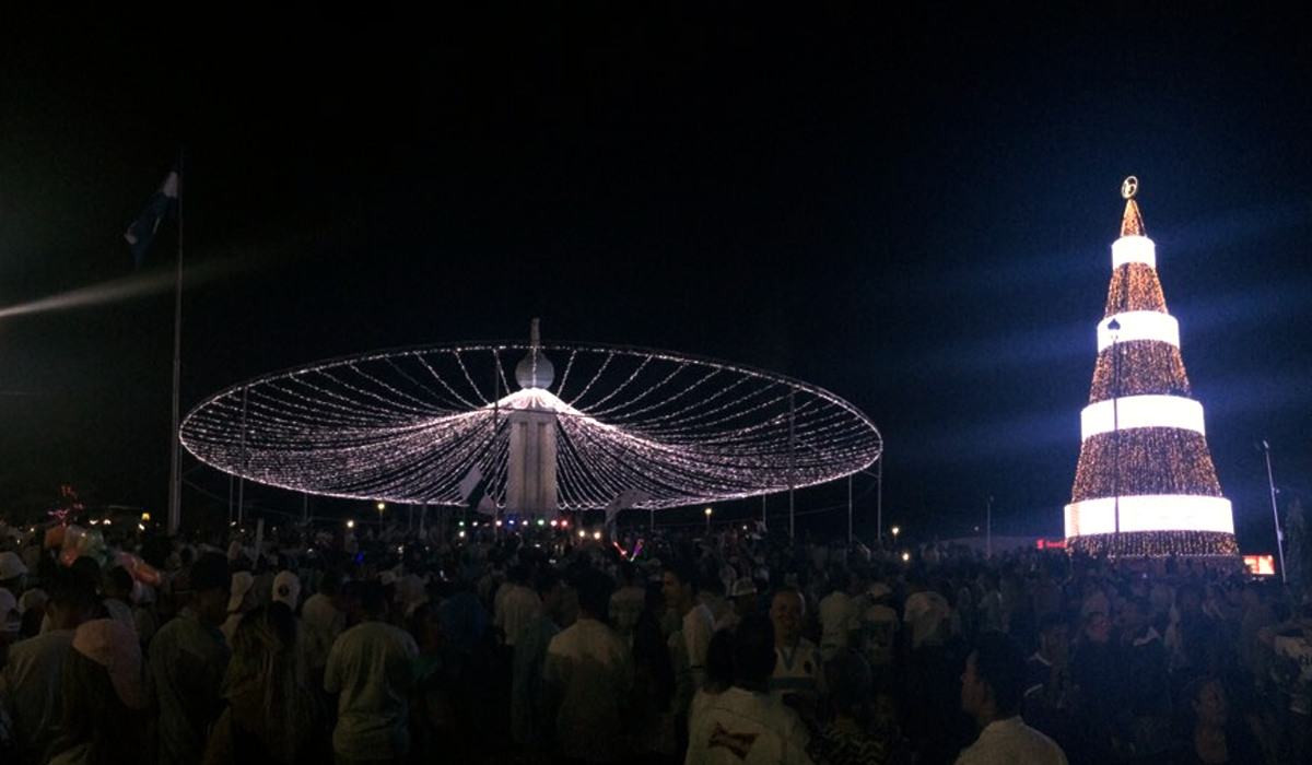 aficionados-del-alianza-celebran-su-doceava-copa-en-la-plaza-salvador-del-mundo