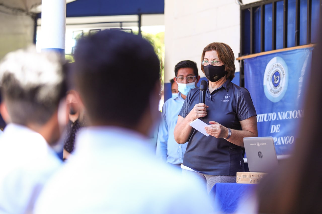 Ministra de Educación: la computadora es de calidad, les pido que la cuiden y hagan un buen uso de ella ministra-de-educacion-la-computadora-es-de-calidad-les-pido-que-la-cuiden-y-hagan-un-buen-uso-de-ella