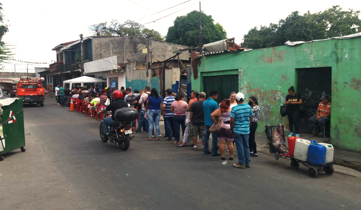 salvadorenos-hacen-fila-para-dar-sus-firmas-a-candidatos-no-partidarios