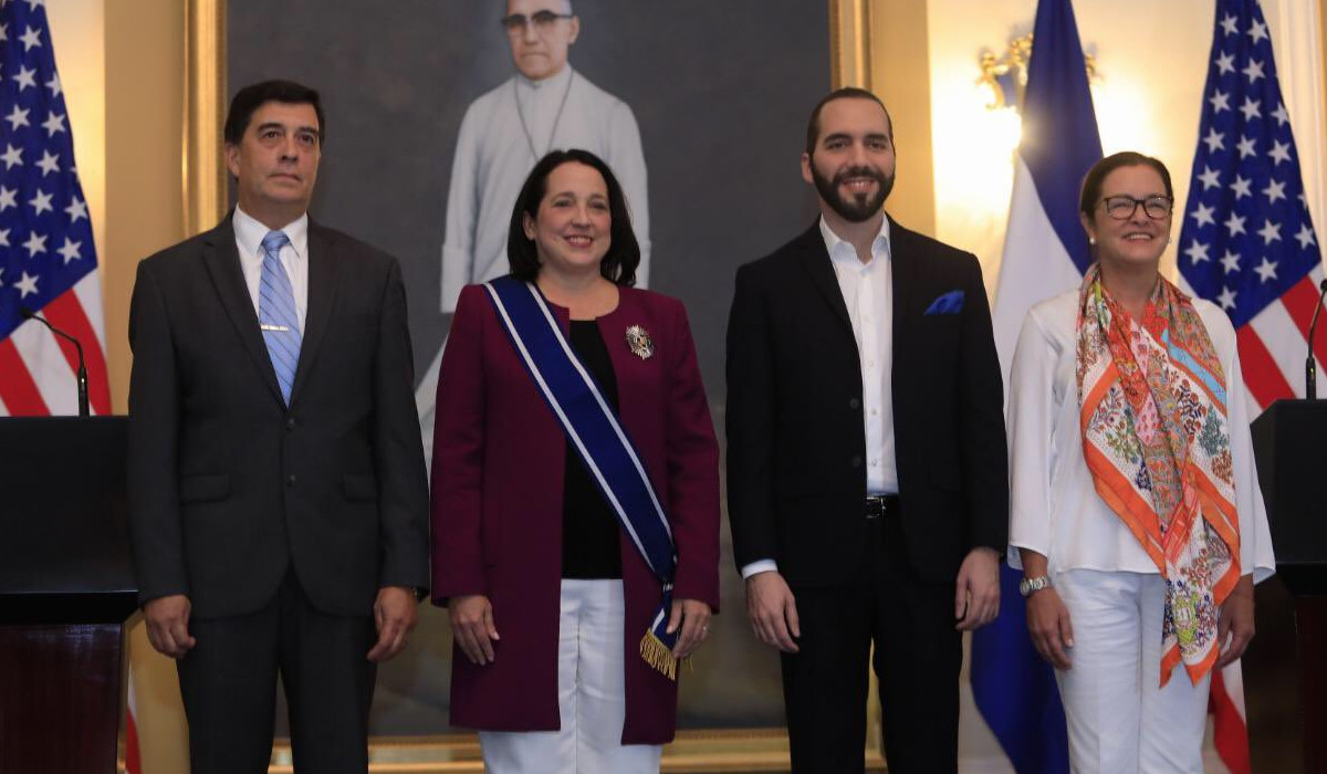 Presidente Nayib Bukele condecora a embajadora de EUA por su contribución a El Salvador presidente-nayib-bukele-condecora-a-embajadora-de-eua-por-su-contribucion-a-el-salvador