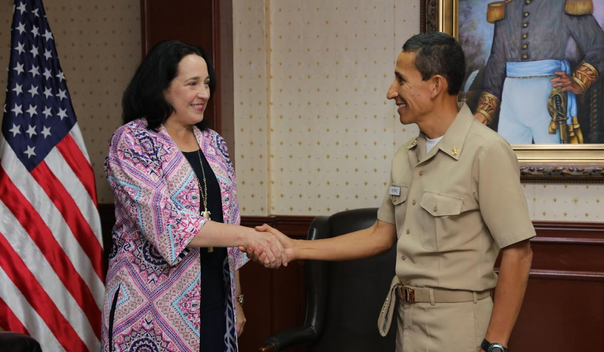 embajadora-manes-se-reune-con-ministro-de-defensa-para-tratar-temas-de-seguridad-y-cooperacion